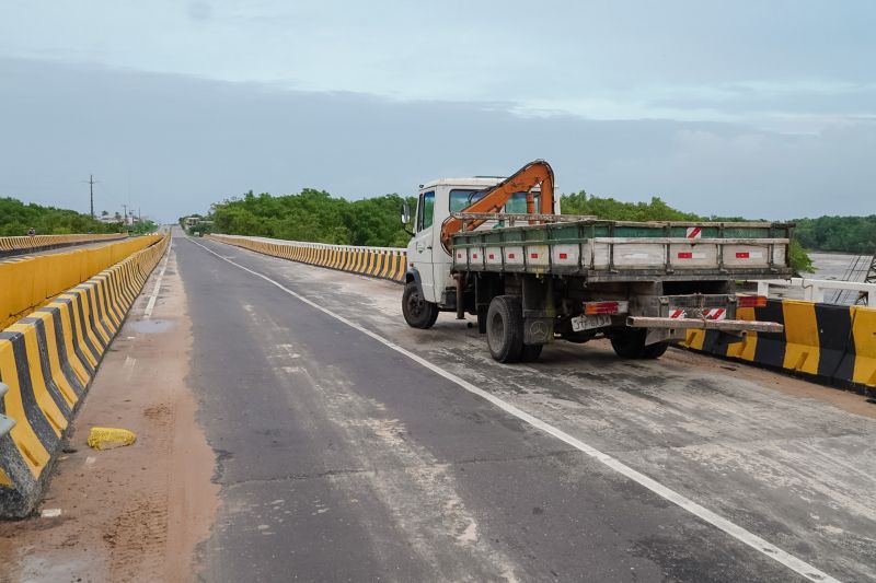 Equipes das empresas responsáveis pela obra da ponte sobre o Rio Sampaio, em Salinopólis, no nordeste do Estado, já iniciaram os trabalhos no local. Eles vão permanecer durante toda a noite, desta sexta-feira (31), no local, para que ela seja reaberta completamente para o tráfego ainda no próximo domingo (2). <div class='credito_fotos'>Foto: Divulgação | <a href='/midias/2020/originais/5944_e7e67683-1aa3-8f00-3800-dd04ee8679a1.jpg' download><i class='fa-solid fa-download'></i> Download</a></div>