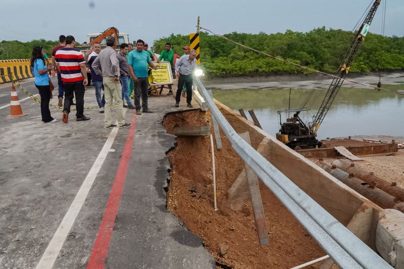 Equipes das empresas responsáveis pela obra da ponte sobre o Rio Sampaio, em Salinopólis, no nordeste do Estado, já iniciaram os trabalhos no local. Eles vão permanecer durante toda a noite, desta sexta-feira (31), no local, para que ela seja reaberta completamente para o tráfego ainda no próximo domingo (2). <div class='credito_fotos'>Foto: Divulgação | <a href='/midias/2020/originais/5944_e8d54790-7fa6-afd6-b457-9f16101c9045.jpg' download><i class='fa-solid fa-download'></i> Download</a></div>