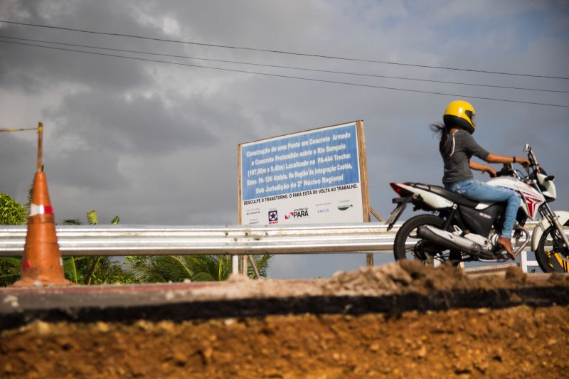 Os serviços de recuperação na ponte sobre o Rio Sampaio, na PA-444 em Salinopólis, no nordeste paraense, já estão em fase de conclusão. Ainda neste domingo (2) a via, que dá acesso à praia do Atalaia, será totalmente liberada para o tráfego de veículos. <div class='credito_fotos'>Foto: Pedro Guerreiro / Ag. Pará   |   <a href='/midias/2020/originais/5948_03f93279-9128-a9b4-2152-8e7c32d17752.jpg' download><i class='fa-solid fa-download'></i> Download</a></div>