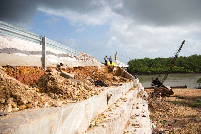 Os serviços de recuperação na ponte sobre o Rio Sampaio, na PA-444 em Salinopólis, no nordeste paraense, já estão em fase de conclusão. Ainda neste domingo (2) a via, que dá acesso à praia do Atalaia, será totalmente liberada para o tráfego de veículos. <div class='credito_fotos'>Foto: Pedro Guerreiro / Ag. Pará   |   <a href='/midias/2020/originais/5948_19a7d5da-acff-689b-8d41-938e958e14f4.jpg' download><i class='fa-solid fa-download'></i> Download</a></div>