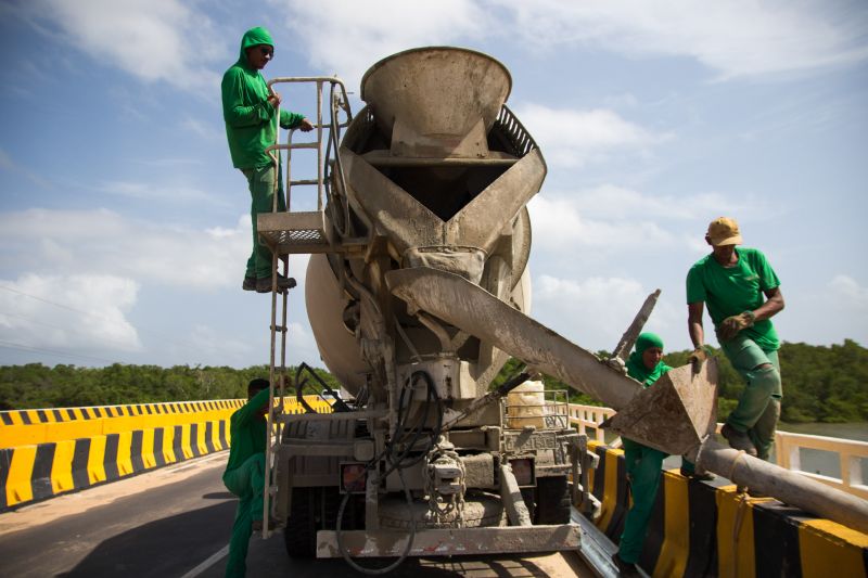 Os serviços de recuperação na ponte sobre o Rio Sampaio, na PA-444 em Salinopólis, no nordeste paraense, já estão em fase de conclusão. Ainda neste domingo (2) a via, que dá acesso à praia do Atalaia, será totalmente liberada para o tráfego de veículos. <div class='credito_fotos'>Foto: Pedro Guerreiro / Ag. Pará   |   <a href='/midias/2020/originais/5948_5f7df6f6-68f9-7d10-c8f4-3d1d5e3a2e41.jpg' download><i class='fa-solid fa-download'></i> Download</a></div>