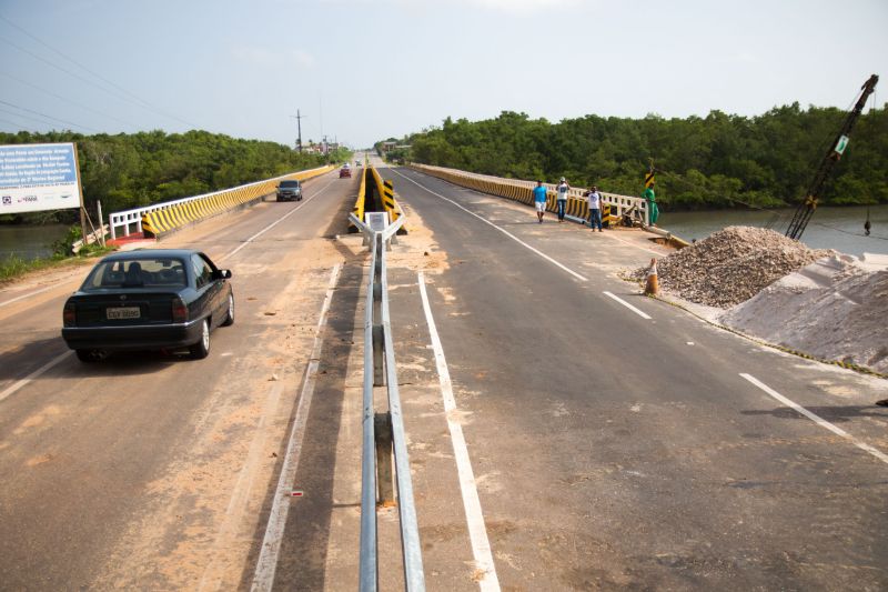 Os serviços de recuperação na ponte sobre o Rio Sampaio, na PA-444 em Salinopólis, no nordeste paraense, já estão em fase de conclusão. Ainda neste domingo (2) a via, que dá acesso à praia do Atalaia, será totalmente liberada para o tráfego de veículos. <div class='credito_fotos'>Foto: Pedro Guerreiro / Ag. Pará   |   <a href='/midias/2020/originais/5948_713005ae-510c-8b0d-7ae1-5d3a22125cfc.jpg' download><i class='fa-solid fa-download'></i> Download</a></div>
