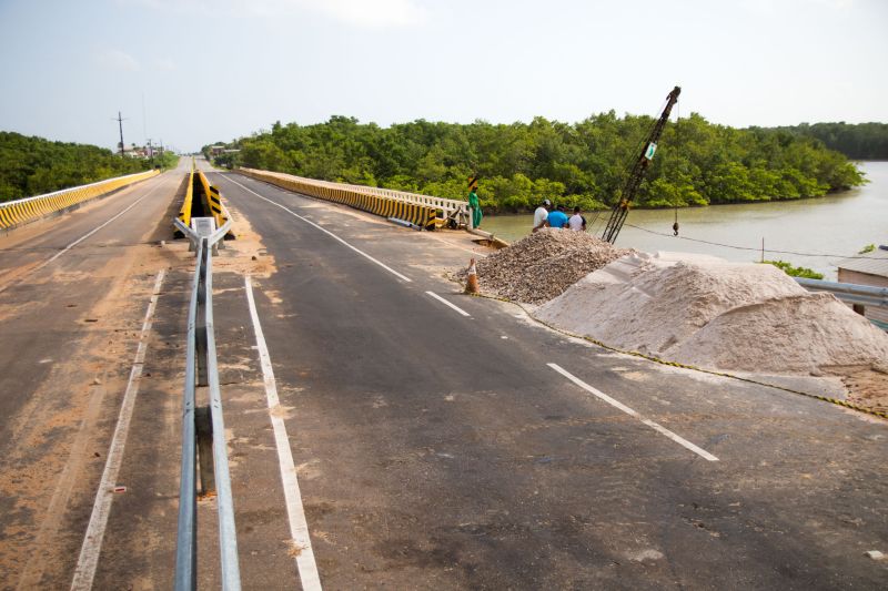 Os serviços de recuperação na ponte sobre o Rio Sampaio, na PA-444 em Salinopólis, no nordeste paraense, já estão em fase de conclusão. Ainda neste domingo (2) a via, que dá acesso à praia do Atalaia, será totalmente liberada para o tráfego de veículos. <div class='credito_fotos'>Foto: Pedro Guerreiro / Ag. Pará   |   <a href='/midias/2020/originais/5948_ac919e89-93d1-0a1f-fd36-0c96729f1a44.jpg' download><i class='fa-solid fa-download'></i> Download</a></div>