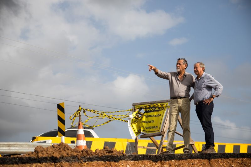 Os serviços de recuperação na ponte sobre o Rio Sampaio, na PA-444 em Salinopólis, no nordeste paraense, já estão em fase de conclusão. Ainda neste domingo (2) a via, que dá acesso à praia do Atalaia, será totalmente liberada para o tráfego de veículos.

Bosco lobo adjunto setran e Paulo Brígido - engenheiro da ponte <div class='credito_fotos'>Foto: Pedro Guerreiro / Ag. Pará   |   <a href='/midias/2020/originais/5948_fe5c8aef-726b-d4fe-8668-47f6ebcdcbb5.jpg' download><i class='fa-solid fa-download'></i> Download</a></div>