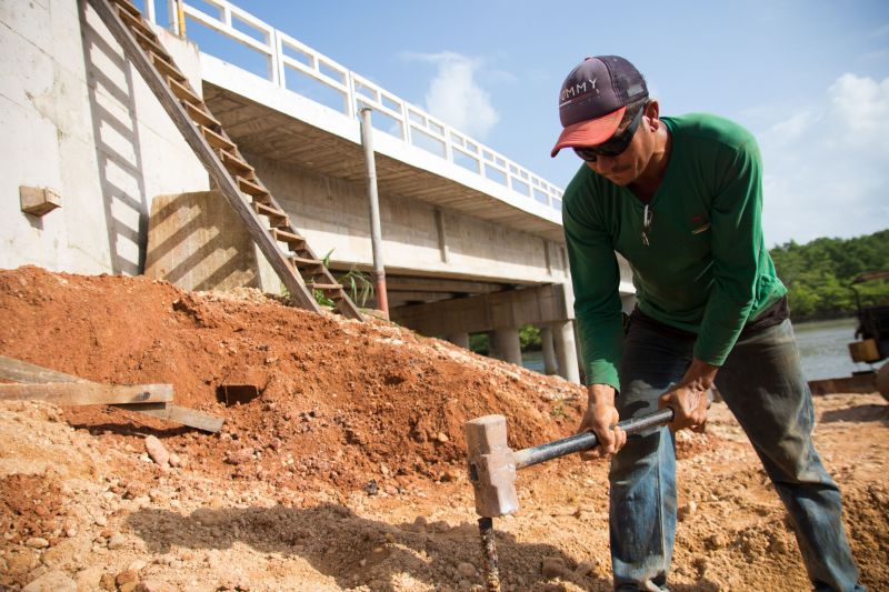 Os serviços de recuperação na ponte sobre o Rio Sampaio, na PA-444 em Salinopólis, no nordeste paraense, já estão em fase de conclusão. Ainda neste domingo (2) a via, que dá acesso à praia do Atalaia, será totalmente liberada para o tráfego de veículos. <div class='credito_fotos'>Foto: Pedro Guerreiro / Ag. Pará   |   <a href='/midias/2020/originais/5948_ff443abe-1d3a-14ca-55c1-92b83759e828.jpg' download><i class='fa-solid fa-download'></i> Download</a></div>
