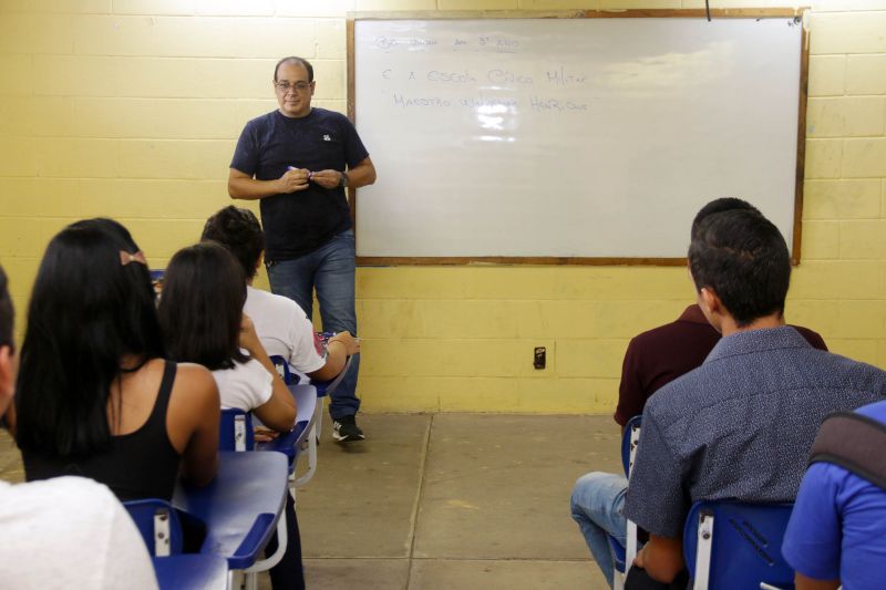 Belém Pará, Brasil.
Voltas as Aulas.
Escola Waldemar Henrique.
NA FOTO: Professor Moacir Alves
Fotos Bruno Cecim/Agência Para
<div class='credito_fotos'>Foto: Bruno Cecim / Ag.Pará | <a href='/midias/2020/originais/5952_f80c3c03-3162-c1f7-3dce-1ac3fa6e1824.jpg' download><i class='fa-solid fa-download'></i> Download</a></div>