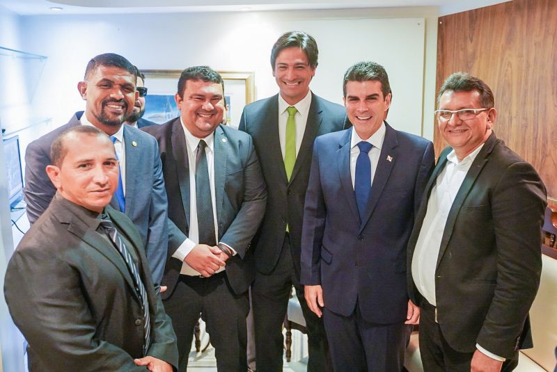 O governador do Estado, Helder Barbalho, participou, nesta terça-feira (4), da 2ª Sessão solene da 19ª Legislatura, no Plenário Newton Miranda na Assembleia Legislativa do Pará (Alepa). <div class='credito_fotos'>Foto: Marco Santos / Ag. Pará | <a href='/midias/2020/originais/5958_050c9627-3e4f-2b85-310a-48dd2fbcd45d.jpg' download><i class='fa-solid fa-download'></i> Download</a></div>
