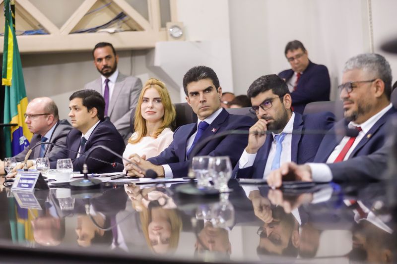 O governador do Estado, Helder Barbalho, participou, nesta terça-feira (4), da 2ª Sessão solene da 19ª Legislatura, no Plenário Newton Miranda na Assembleia Legislativa do Pará (Alepa). <div class='credito_fotos'>Foto: Marco Santos / Ag. Pará | <a href='/midias/2020/originais/5958_0682b518-7412-280f-8b4d-ca48d56feee1.jpg' download><i class='fa-solid fa-download'></i> Download</a></div>