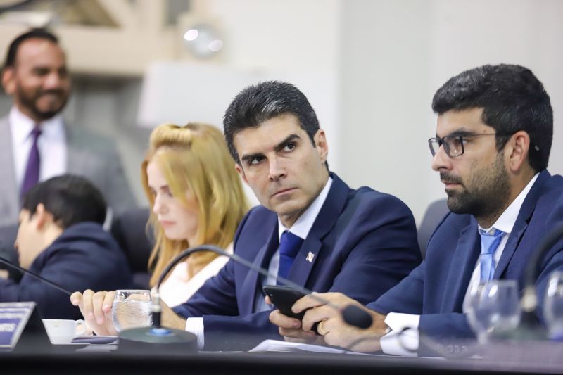 O governador do Estado, Helder Barbalho, participou, nesta terça-feira (4), da 2ª Sessão solene da 19ª Legislatura, no Plenário Newton Miranda na Assembleia Legislativa do Pará (Alepa). <div class='credito_fotos'>Foto: Marco Santos / Ag. Pará | <a href='/midias/2020/originais/5958_bed7fedf-6bd4-2d06-0c66-f801caea4250.jpg' download><i class='fa-solid fa-download'></i> Download</a></div>