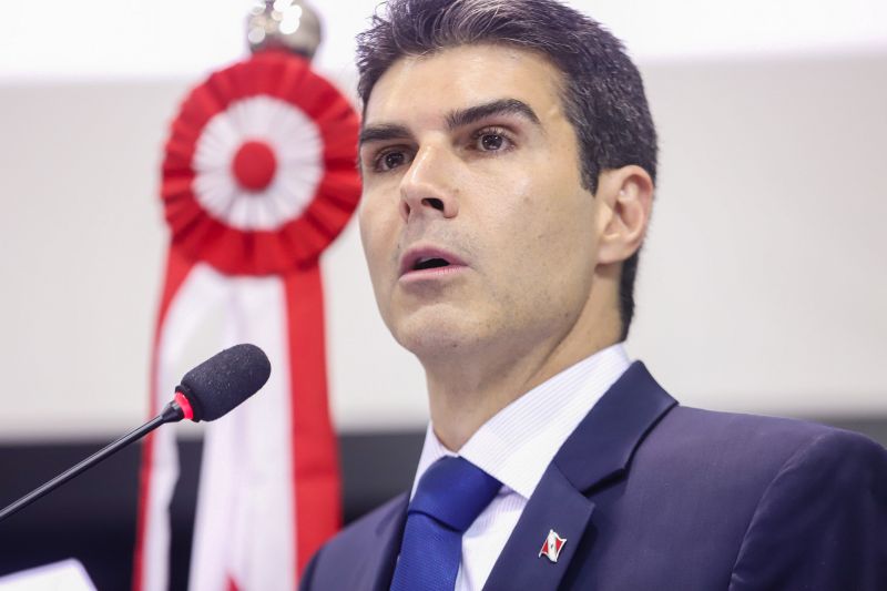 O governador do Estado, Helder Barbalho, participou, nesta terça-feira (4), da 2ª Sessão solene da 19ª Legislatura, no Plenário Newton Miranda na Assembleia Legislativa do Pará (Alepa). <div class='credito_fotos'>Foto: Marco Santos / Ag. Pará | <a href='/midias/2020/originais/5958_c599ea83-0ba4-f799-e60d-697b9d401c8b.jpg' download><i class='fa-solid fa-download'></i> Download</a></div>