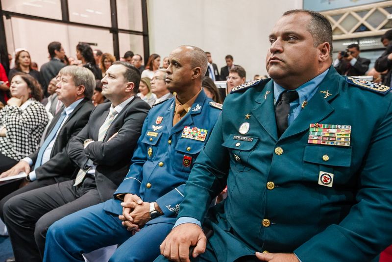 O governador do Estado, Helder Barbalho, participou, nesta terça-feira (4), da 2ª Sessão solene da 19ª Legislatura, no Plenário Newton Miranda na Assembleia Legislativa do Pará (Alepa). <div class='credito_fotos'>Foto: Marco Santos / Ag. Pará | <a href='/midias/2020/originais/5958_cc0d4401-b493-3eb0-7889-d2ca3371b9e2.jpg' download><i class='fa-solid fa-download'></i> Download</a></div>