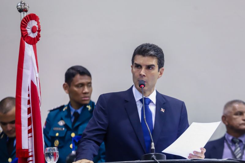 O governador do Estado, Helder Barbalho, participou, nesta terça-feira (4), da 2ª Sessão solene da 19ª Legislatura, no Plenário Newton Miranda na Assembleia Legislativa do Pará (Alepa). <div class='credito_fotos'>Foto: Marco Santos / Ag. Pará | <a href='/midias/2020/originais/5958_ce87ea27-90d4-653d-5d01-f4e88f0e11d9.jpg' download><i class='fa-solid fa-download'></i> Download</a></div>