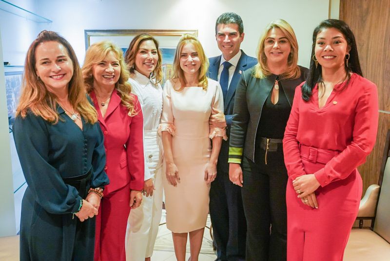 O governador do Estado, Helder Barbalho, participou, nesta terça-feira (4), da 2ª Sessão solene da 19ª Legislatura, no Plenário Newton Miranda na Assembleia Legislativa do Pará (Alepa). <div class='credito_fotos'>Foto: Marco Santos / Ag. Pará | <a href='/midias/2020/originais/5958_dde1622f-49e8-d199-dfec-6d156746a619.jpg' download><i class='fa-solid fa-download'></i> Download</a></div>