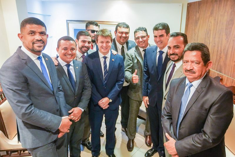 O governador do Estado, Helder Barbalho, participou, nesta terça-feira (4), da 2ª Sessão solene da 19ª Legislatura, no Plenário Newton Miranda na Assembleia Legislativa do Pará (Alepa). <div class='credito_fotos'>Foto: Marco Santos / Ag. Pará | <a href='/midias/2020/originais/5958_df767acd-89c0-460a-8a16-61f126803112.jpg' download><i class='fa-solid fa-download'></i> Download</a></div>