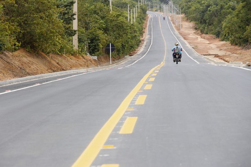 A realização de um sonho antigo. É assim que os moradores comemoraram a entrega dos 3,5 quilômetros da PA 439, em Oriximiná, no Oeste do Pará. <div class='credito_fotos'>Foto: Marcus Duarte / Divulgação | <a href='/midias/2020/originais/5968_ee45640c-bf5d-9167-5b6a-a6405574f6e6.jpg' download><i class='fa-solid fa-download'></i> Download</a></div>