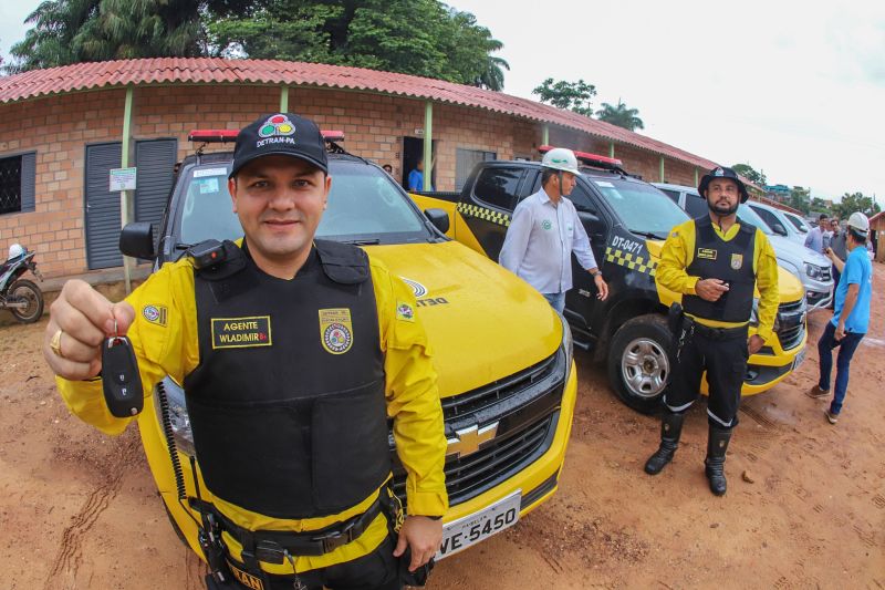 No segundo dia de visitas a região da Calha Norte, o governador do Estado, Helder Barbalho, junto com a comitiva do governo, reuniu com moradores de Juruti, entregou viaturas e visitou obras em Santarém. Ele confirmou que, tanto o ginásio, quanto o terminal hidroviário de Santarém, serão entregues ainda no primeiros semestre deste ano. <div class='credito_fotos'>Foto: Marco Santos / Ag. Pará | <a href='/midias/2020/originais/5973_03db2fb0-6e0d-92e7-cb84-4c6309d40015.jpg' download><i class='fa-solid fa-download'></i> Download</a></div>