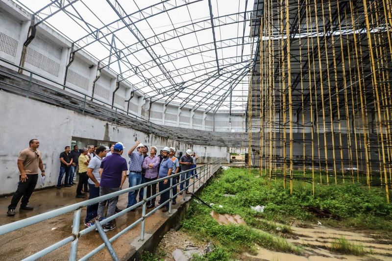 No segundo dia de visitas a região da Calha Norte, o governador do Estado, Helder Barbalho, junto com a comitiva do governo, reuniu com moradores de Juruti, entregou viaturas e visitou obras em Santarém. Ele confirmou que, tanto o ginásio, quanto o terminal hidroviário de Santarém, serão entregues ainda no primeiros semestre deste ano. <div class='credito_fotos'>Foto: Marco Santos / Ag. Pará | <a href='/midias/2020/originais/5973_0798773e-8454-2983-e886-ca4f63da8a96.jpg' download><i class='fa-solid fa-download'></i> Download</a></div>