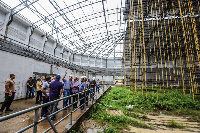 No segundo dia de visitas a região da Calha Norte, o governador do Estado, Helder Barbalho, junto com a comitiva do governo, reuniu com moradores de Juruti, entregou viaturas e visitou obras em Santarém. Ele confirmou que, tanto o ginásio, quanto o terminal hidroviário de Santarém, serão entregues ainda no primeiros semestre deste ano. <div class='credito_fotos'>Foto: Marco Santos / Ag. Pará | <a href='/midias/2020/originais/5973_098739a5-225e-4106-e332-f7af6a7093ca.jpg' download><i class='fa-solid fa-download'></i> Download</a></div>