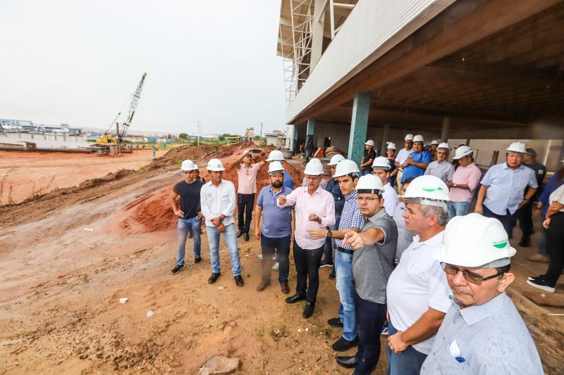 No segundo dia de visitas a região da Calha Norte, o governador do Estado, Helder Barbalho, junto com a comitiva do governo, reuniu com moradores de Juruti, entregou viaturas e visitou obras em Santarém. Ele confirmou que, tanto o ginásio, quanto o terminal hidroviário de Santarém, serão entregues ainda no primeiros semestre deste ano. <div class='credito_fotos'>Foto: Marco Santos / Ag. Pará | <a href='/midias/2020/originais/5973_0ca5dbbb-7f0c-63f3-02a6-605c147e9d1d.jpg' download><i class='fa-solid fa-download'></i> Download</a></div>
