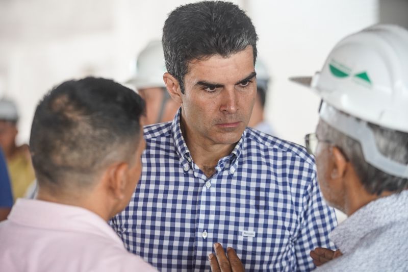 No segundo dia de visitas a região da Calha Norte, o governador do Estado, Helder Barbalho, junto com a comitiva do governo, reuniu com moradores de Juruti, entregou viaturas e visitou obras em Santarém. Ele confirmou que, tanto o ginásio, quanto o terminal hidroviário de Santarém, serão entregues ainda no primeiros semestre deste ano. <div class='credito_fotos'>Foto: Marco Santos / Ag. Pará | <a href='/midias/2020/originais/5973_117a3616-e38b-41df-716d-0ed6779b464b.jpg' download><i class='fa-solid fa-download'></i> Download</a></div>