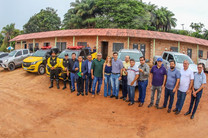 No segundo dia de visitas a região da Calha Norte, o governador do Estado, Helder Barbalho, junto com a comitiva do governo, reuniu com moradores de Juruti, entregou viaturas e visitou obras em Santarém. Ele confirmou que, tanto o ginásio, quanto o terminal hidroviário de Santarém, serão entregues ainda no primeiros semestre deste ano. <div class='credito_fotos'>Foto: Marco Santos / Ag. Pará | <a href='/midias/2020/originais/5973_2a324484-5570-143f-12db-b5cfbdeaacaa.jpg' download><i class='fa-solid fa-download'></i> Download</a></div>