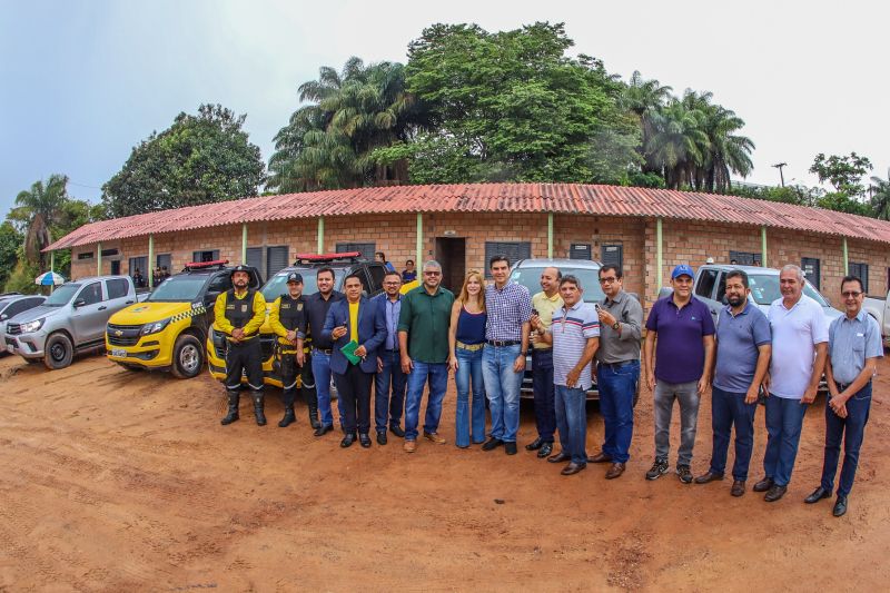 No segundo dia de visitas a região da Calha Norte, o governador do Estado, Helder Barbalho, junto com a comitiva do governo, reuniu com moradores de Juruti, entregou viaturas e visitou obras em Santarém. Ele confirmou que, tanto o ginásio, quanto o terminal hidroviário de Santarém, serão entregues ainda no primeiros semestre deste ano. <div class='credito_fotos'>Foto: Marco Santos / Ag. Pará | <a href='/midias/2020/originais/5973_3899d73f-836e-2f4c-d8b6-90790bab62dc.jpg' download><i class='fa-solid fa-download'></i> Download</a></div>