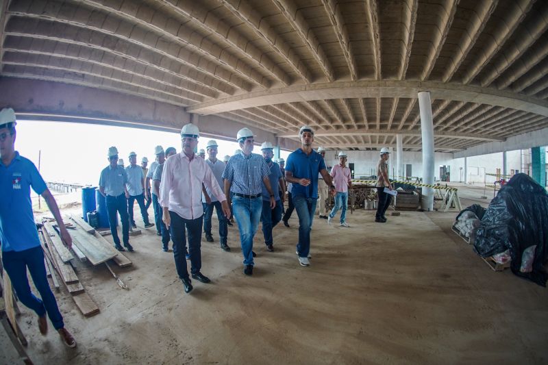 No segundo dia de visitas a região da Calha Norte, o governador do Estado, Helder Barbalho, junto com a comitiva do governo, reuniu com moradores de Juruti, entregou viaturas e visitou obras em Santarém. Ele confirmou que, tanto o ginásio, quanto o terminal hidroviário de Santarém, serão entregues ainda no primeiros semestre deste ano. <div class='credito_fotos'>Foto: Marco Santos / Ag. Pará | <a href='/midias/2020/originais/5973_4487867f-0321-dc89-5251-40d1ba878b4d.jpg' download><i class='fa-solid fa-download'></i> Download</a></div>