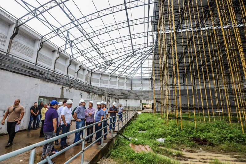 No segundo dia de visitas a região da Calha Norte, o governador do Estado, Helder Barbalho, junto com a comitiva do governo, reuniu com moradores de Juruti, entregou viaturas e visitou obras em Santarém. Ele confirmou que, tanto o ginásio, quanto o terminal hidroviário de Santarém, serão entregues ainda no primeiros semestre deste ano. <div class='credito_fotos'>Foto: Marco Santos / Ag. Pará | <a href='/midias/2020/originais/5973_466bbaea-8ae5-9c9b-0b48-a1b7ae3ccb93.jpg' download><i class='fa-solid fa-download'></i> Download</a></div>