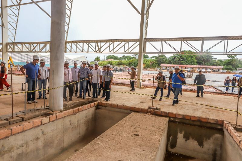 No segundo dia de visitas a região da Calha Norte, o governador do Estado, Helder Barbalho, junto com a comitiva do governo, reuniu com moradores de Juruti, entregou viaturas e visitou obras em Santarém. Ele confirmou que, tanto o ginásio, quanto o terminal hidroviário de Santarém, serão entregues ainda no primeiros semestre deste ano. <div class='credito_fotos'>Foto: Marco Santos / Ag. Pará | <a href='/midias/2020/originais/5973_5b115cb2-e19d-03c7-ecb1-74165d1bb2e9.jpg' download><i class='fa-solid fa-download'></i> Download</a></div>
