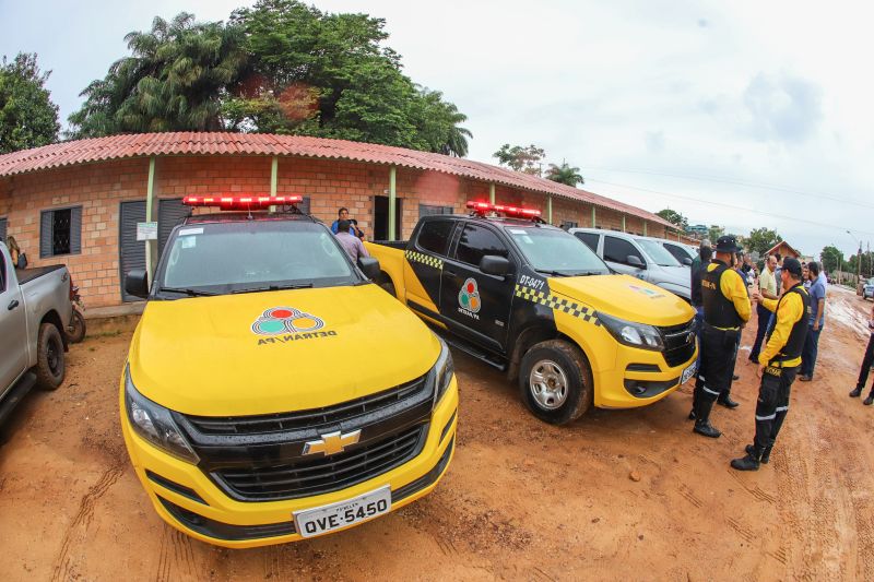 No segundo dia de visitas a região da Calha Norte, o governador do Estado, Helder Barbalho, junto com a comitiva do governo, reuniu com moradores de Juruti, entregou viaturas e visitou obras em Santarém. Ele confirmou que, tanto o ginásio, quanto o terminal hidroviário de Santarém, serão entregues ainda no primeiros semestre deste ano. <div class='credito_fotos'>Foto: Marco Santos / Ag. Pará | <a href='/midias/2020/originais/5973_5eac70bc-69be-c33f-13d8-b569514be005.jpg' download><i class='fa-solid fa-download'></i> Download</a></div>