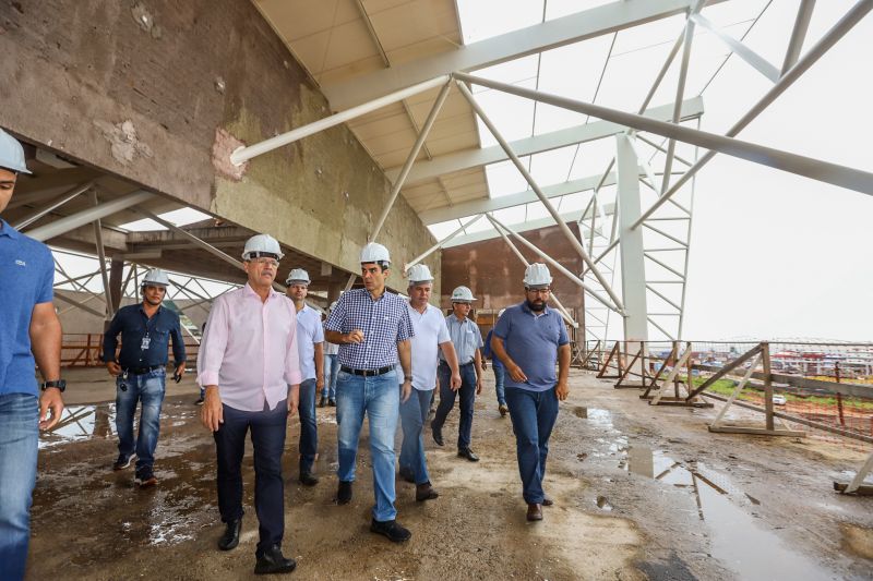 No segundo dia de visitas a região da Calha Norte, o governador do Estado, Helder Barbalho, junto com a comitiva do governo, reuniu com moradores de Juruti, entregou viaturas e visitou obras em Santarém. Ele confirmou que, tanto o ginásio, quanto o terminal hidroviário de Santarém, serão entregues ainda no primeiros semestre deste ano. <div class='credito_fotos'>Foto: Marco Santos / Ag. Pará | <a href='/midias/2020/originais/5973_614f1b48-2008-0366-324e-dafefbb5ab88.jpg' download><i class='fa-solid fa-download'></i> Download</a></div>