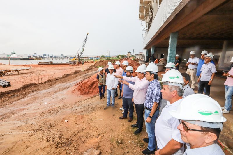 No segundo dia de visitas a região da Calha Norte, o governador do Estado, Helder Barbalho, junto com a comitiva do governo, reuniu com moradores de Juruti, entregou viaturas e visitou obras em Santarém. Ele confirmou que, tanto o ginásio, quanto o terminal hidroviário de Santarém, serão entregues ainda no primeiros semestre deste ano. <div class='credito_fotos'>Foto: Marco Santos / Ag. Pará | <a href='/midias/2020/originais/5973_6dc1d9a0-4059-a898-964b-98d5858aed39.jpg' download><i class='fa-solid fa-download'></i> Download</a></div>