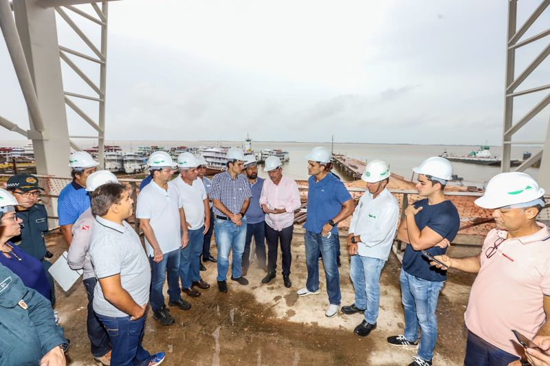 No segundo dia de visitas a região da Calha Norte, o governador do Estado, Helder Barbalho, junto com a comitiva do governo, reuniu com moradores de Juruti, entregou viaturas e visitou obras em Santarém. Ele confirmou que, tanto o ginásio, quanto o terminal hidroviário de Santarém, serão entregues ainda no primeiros semestre deste ano. <div class='credito_fotos'>Foto: Marco Santos / Ag. Pará | <a href='/midias/2020/originais/5973_8ecf8617-35d3-cbec-f284-248f3c6fdc3f.jpg' download><i class='fa-solid fa-download'></i> Download</a></div>