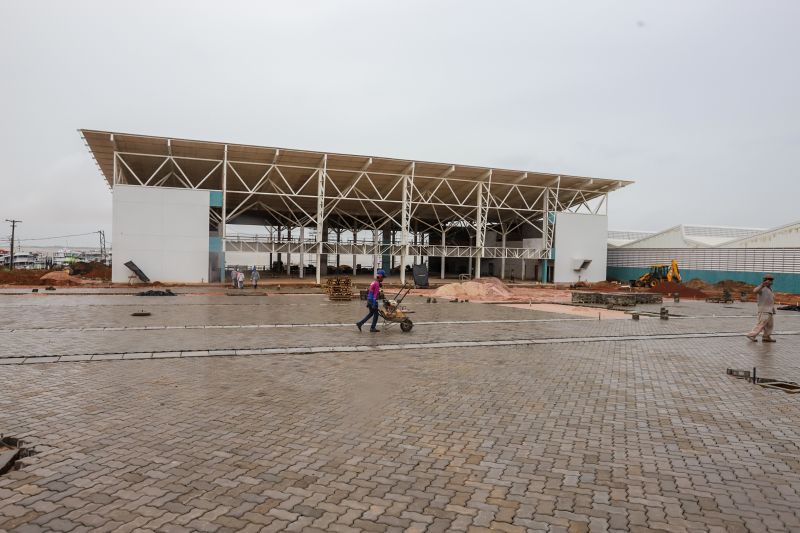 No segundo dia de visitas a região da Calha Norte, o governador do Estado, Helder Barbalho, junto com a comitiva do governo, reuniu com moradores de Juruti, entregou viaturas e visitou obras em Santarém. Ele confirmou que, tanto o ginásio, quanto o terminal hidroviário de Santarém, serão entregues ainda no primeiros semestre deste ano. <div class='credito_fotos'>Foto: Marco Santos / Ag. Pará | <a href='/midias/2020/originais/5973_9d0657e4-d1d1-1930-eacc-7320671ed330.jpg' download><i class='fa-solid fa-download'></i> Download</a></div>