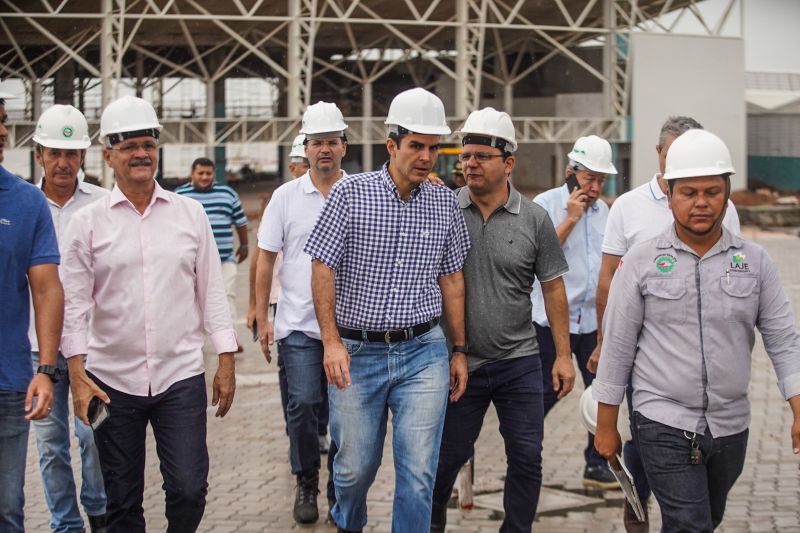 No segundo dia de visitas a região da Calha Norte, o governador do Estado, Helder Barbalho, junto com a comitiva do governo, reuniu com moradores de Juruti, entregou viaturas e visitou obras em Santarém. Ele confirmou que, tanto o ginásio, quanto o terminal hidroviário de Santarém, serão entregues ainda no primeiros semestre deste ano. <div class='credito_fotos'>Foto: Marco Santos / Ag. Pará | <a href='/midias/2020/originais/5973_ae3c4c46-7583-35a9-c8aa-ea7ebfd88056.jpg' download><i class='fa-solid fa-download'></i> Download</a></div>