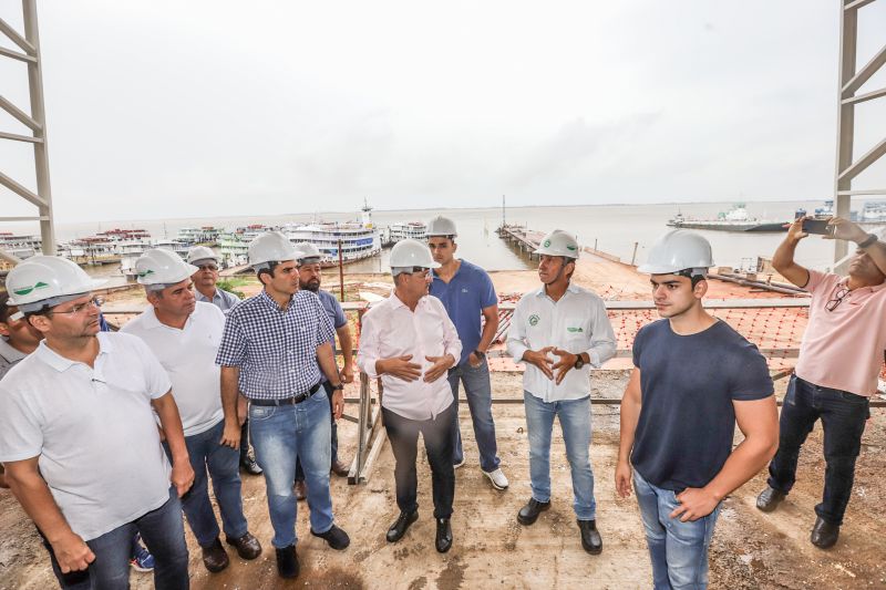 No segundo dia de visitas a região da Calha Norte, o governador do Estado, Helder Barbalho, junto com a comitiva do governo, reuniu com moradores de Juruti, entregou viaturas e visitou obras em Santarém. Ele confirmou que, tanto o ginásio, quanto o terminal hidroviário de Santarém, serão entregues ainda no primeiros semestre deste ano. <div class='credito_fotos'>Foto: Marco Santos / Ag. Pará | <a href='/midias/2020/originais/5973_da4b2ab5-9b0b-4dfe-7f08-686460546a2f.jpg' download><i class='fa-solid fa-download'></i> Download</a></div>