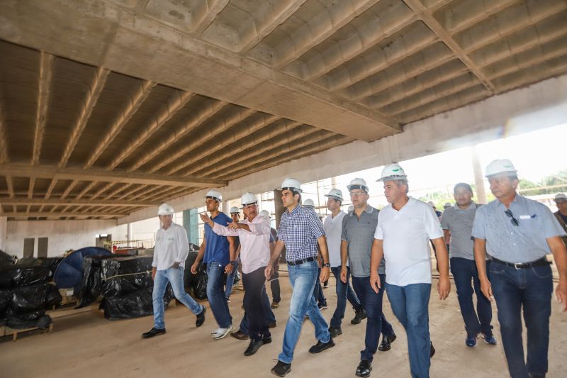 No segundo dia de visitas a região da Calha Norte, o governador do Estado, Helder Barbalho, junto com a comitiva do governo, reuniu com moradores de Juruti, entregou viaturas e visitou obras em Santarém. Ele confirmou que, tanto o ginásio, quanto o terminal hidroviário de Santarém, serão entregues ainda no primeiros semestre deste ano. <div class='credito_fotos'>Foto: Marco Santos / Ag. Pará | <a href='/midias/2020/originais/5973_eba93a66-224e-00f5-49ae-6012b746ae76.jpg' download><i class='fa-solid fa-download'></i> Download</a></div>