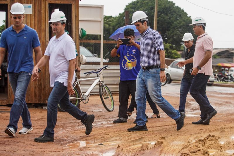 No segundo dia de visitas a região da Calha Norte, o governador do Estado, Helder Barbalho, junto com a comitiva do governo, reuniu com moradores de Juruti, entregou viaturas e visitou obras em Santarém. Ele confirmou que, tanto o ginásio, quanto o terminal hidroviário de Santarém, serão entregues ainda no primeiros semestre deste ano. <div class='credito_fotos'>Foto: Marco Santos / Ag. Pará | <a href='/midias/2020/originais/5973_f4360c55-04c1-a921-7929-9707a7bbae49.jpg' download><i class='fa-solid fa-download'></i> Download</a></div>