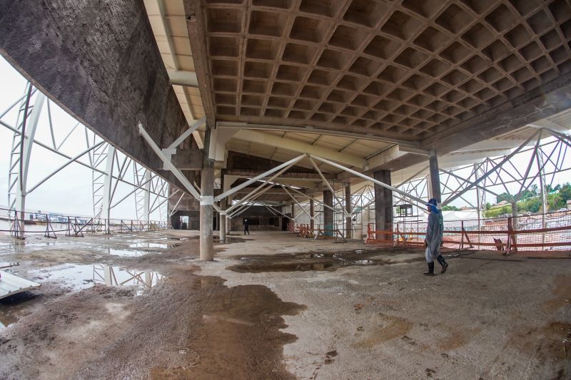 No segundo dia de visitas a região da Calha Norte, o governador do Estado, Helder Barbalho, junto com a comitiva do governo, reuniu com moradores de Juruti, entregou viaturas e visitou obras em Santarém. Ele confirmou que, tanto o ginásio, quanto o terminal hidroviário de Santarém, serão entregues ainda no primeiros semestre deste ano. <div class='credito_fotos'>Foto: Marco Santos / Ag. Pará | <a href='/midias/2020/originais/5973_f8dd1483-fe0c-ef36-c815-9105573b2a60.jpg' download><i class='fa-solid fa-download'></i> Download</a></div>