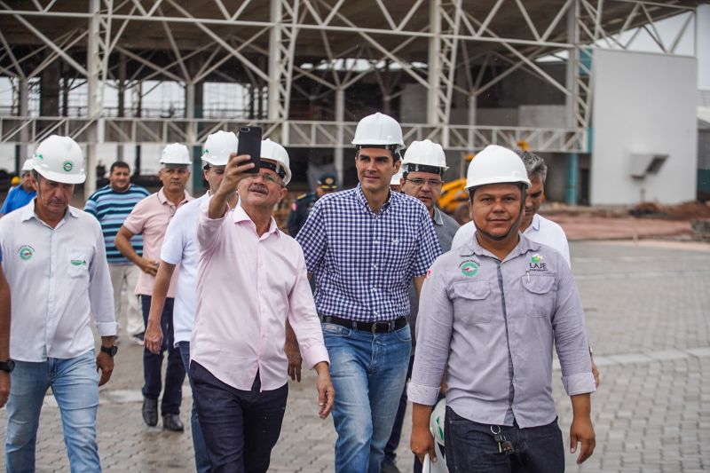 No segundo dia de visitas a região da Calha Norte, o governador do Estado, Helder Barbalho, junto com a comitiva do governo, reuniu com moradores de Juruti, entregou viaturas e visitou obras em Santarém. Ele confirmou que, tanto o ginásio, quanto o terminal hidroviário de Santarém, serão entregues ainda no primeiros semestre deste ano. <div class='credito_fotos'>Foto: Marco Santos / Ag. Pará | <a href='/midias/2020/originais/5973_fc2b3369-1679-4f01-ce1d-fa3252458f4b.jpg' download><i class='fa-solid fa-download'></i> Download</a></div>