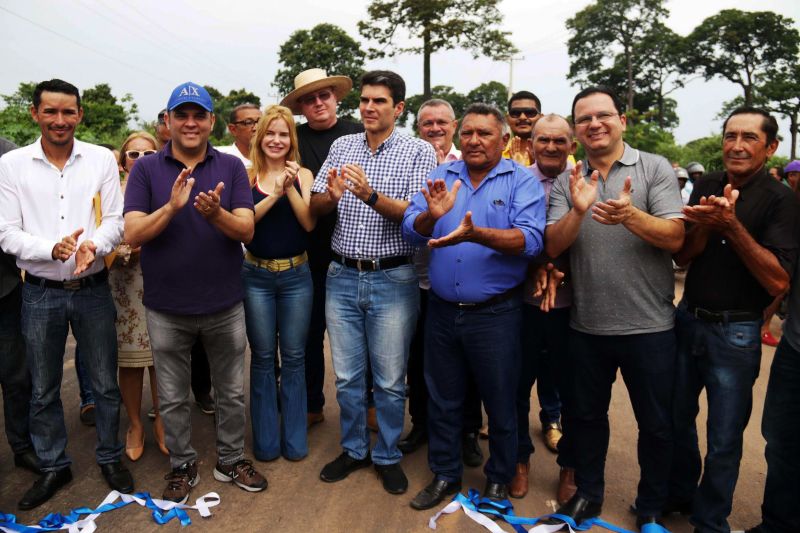 Governo do Estado entrega à população a primeira etapa do asfalto da rodovia PA-429, em Curuá. <div class='credito_fotos'>Foto: Bruno Cecim / Ag.Pará | <a href='/midias/2020/originais/5974_19b9f34d-a209-e950-5699-165904a71e99.jpg' download><i class='fa-solid fa-download'></i> Download</a></div>