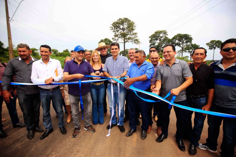 Governo do Estado entrega à população a primeira etapa do asfalto da rodovia PA-429, em Curuá. <div class='credito_fotos'>Foto: Bruno Cecim / Ag.Pará | <a href='/midias/2020/originais/5974_5743e1a5-f40b-3bad-faad-378b6deb4766.jpg' download><i class='fa-solid fa-download'></i> Download</a></div>