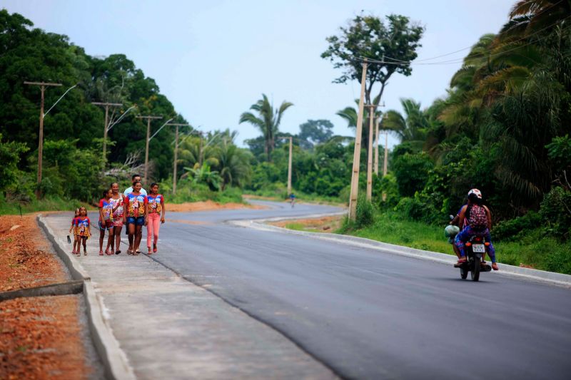Governo do Estado entrega à população a primeira etapa do asfalto da rodovia PA-429, em Curuá. <div class='credito_fotos'>Foto: Bruno Cecim / Ag.Pará | <a href='/midias/2020/originais/5974_7e517e8d-9871-6498-20ed-b39acb60f8c9.jpg' download><i class='fa-solid fa-download'></i> Download</a></div>