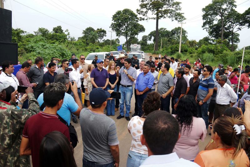 Governo do Estado entrega à população a primeira etapa do asfalto da rodovia PA-429, em Curuá. <div class='credito_fotos'>Foto: Bruno Cecim / Ag.Pará | <a href='/midias/2020/originais/5974_b4987c74-70ee-60a4-0b88-516a1beb2f97.jpg' download><i class='fa-solid fa-download'></i> Download</a></div>
