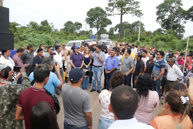Governo do Estado entrega à população a primeira etapa do asfalto da rodovia PA-429, em Curuá. <div class='credito_fotos'>Foto: Bruno Cecim / Ag.Pará | <a href='/midias/2020/originais/5974_e03ff971-8208-f020-8fe7-3e86bea8b03b.jpg' download><i class='fa-solid fa-download'></i> Download</a></div>