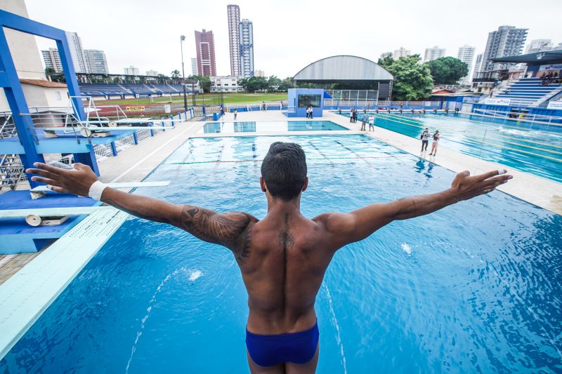m dos mais importantes complexos esportivos da região e berço dos atletas paraenses, o Parque Aquático da Universidade do Estado do Pará (Uepa), foi reaberto nesta segunda-feira (10), em cerimônia presidida pelo governador do Estado, Helder Barbalho, e pelo reitor da Uepa, Rubens Cardoso. Há 3 anos, o espaço fechou para obras. A Universidade aguardava um recurso federal para execução dos serviços, mas no ano passado, a gestão atual retomou as obras com recursos próprios. Um investimento do tesouro Estadual de mais de R$ 2,4 milhões para devolver ao Estado o complexo. <div class='credito_fotos'>Foto: Marco Santos / Ag. Pará | <a href='/midias/2020/originais/5978_096f5bc7-2271-107d-5053-e352d87c46cd.jpg' download><i class='fa-solid fa-download'></i> Download</a></div>