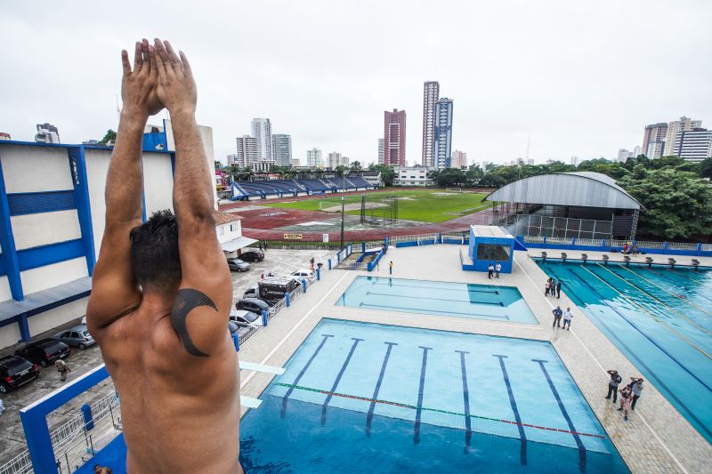 m dos mais importantes complexos esportivos da região e berço dos atletas paraenses, o Parque Aquático da Universidade do Estado do Pará (Uepa), foi reaberto nesta segunda-feira (10), em cerimônia presidida pelo governador do Estado, Helder Barbalho, e pelo reitor da Uepa, Rubens Cardoso. Há 3 anos, o espaço fechou para obras. A Universidade aguardava um recurso federal para execução dos serviços, mas no ano passado, a gestão atual retomou as obras com recursos próprios. Um investimento do tesouro Estadual de mais de R$ 2,4 milhões para devolver ao Estado o complexo. <div class='credito_fotos'>Foto: Marco Santos / Ag. Pará | <a href='/midias/2020/originais/5978_1e6750b2-e02a-98bb-dba1-dd6f83051ba7.jpg' download><i class='fa-solid fa-download'></i> Download</a></div>