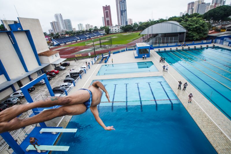 m dos mais importantes complexos esportivos da região e berço dos atletas paraenses, o Parque Aquático da Universidade do Estado do Pará (Uepa), foi reaberto nesta segunda-feira (10), em cerimônia presidida pelo governador do Estado, Helder Barbalho, e pelo reitor da Uepa, Rubens Cardoso. Há 3 anos, o espaço fechou para obras. A Universidade aguardava um recurso federal para execução dos serviços, mas no ano passado, a gestão atual retomou as obras com recursos próprios. Um investimento do tesouro Estadual de mais de R$ 2,4 milhões para devolver ao Estado o complexo. <div class='credito_fotos'>Foto: Marco Santos / Ag. Pará | <a href='/midias/2020/originais/5978_215d6bc4-d91a-faca-7076-94e497205a5a.jpg' download><i class='fa-solid fa-download'></i> Download</a></div>