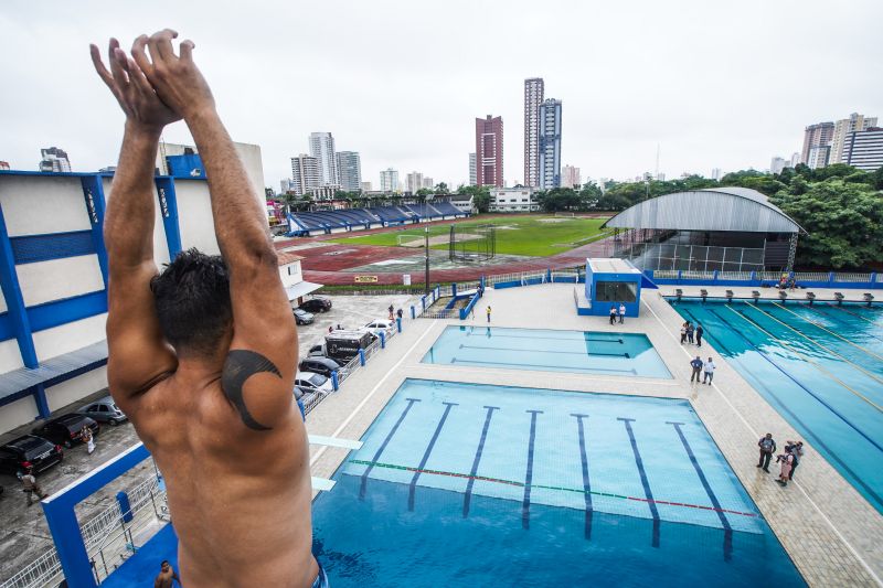 m dos mais importantes complexos esportivos da região e berço dos atletas paraenses, o Parque Aquático da Universidade do Estado do Pará (Uepa), foi reaberto nesta segunda-feira (10), em cerimônia presidida pelo governador do Estado, Helder Barbalho, e pelo reitor da Uepa, Rubens Cardoso. Há 3 anos, o espaço fechou para obras. A Universidade aguardava um recurso federal para execução dos serviços, mas no ano passado, a gestão atual retomou as obras com recursos próprios. Um investimento do tesouro Estadual de mais de R$ 2,4 milhões para devolver ao Estado o complexo. <div class='credito_fotos'>Foto: Marco Santos / Ag. Pará | <a href='/midias/2020/originais/5978_444c752c-b613-3c06-b861-10ca8c84440f.jpg' download><i class='fa-solid fa-download'></i> Download</a></div>