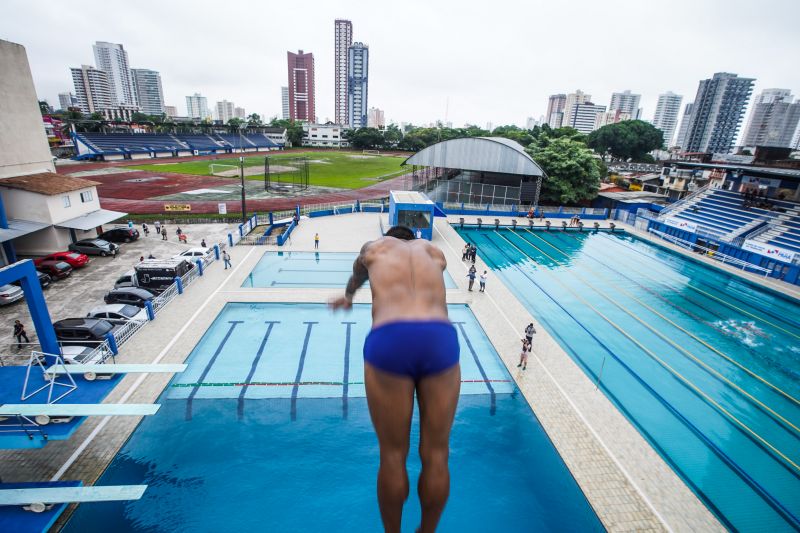 m dos mais importantes complexos esportivos da região e berço dos atletas paraenses, o Parque Aquático da Universidade do Estado do Pará (Uepa), foi reaberto nesta segunda-feira (10), em cerimônia presidida pelo governador do Estado, Helder Barbalho, e pelo reitor da Uepa, Rubens Cardoso. Há 3 anos, o espaço fechou para obras. A Universidade aguardava um recurso federal para execução dos serviços, mas no ano passado, a gestão atual retomou as obras com recursos próprios. Um investimento do tesouro Estadual de mais de R$ 2,4 milhões para devolver ao Estado o complexo. <div class='credito_fotos'>Foto: Marco Santos / Ag. Pará | <a href='/midias/2020/originais/5978_935857d0-bb5c-22c1-13f8-40a08f6193d3.jpg' download><i class='fa-solid fa-download'></i> Download</a></div>